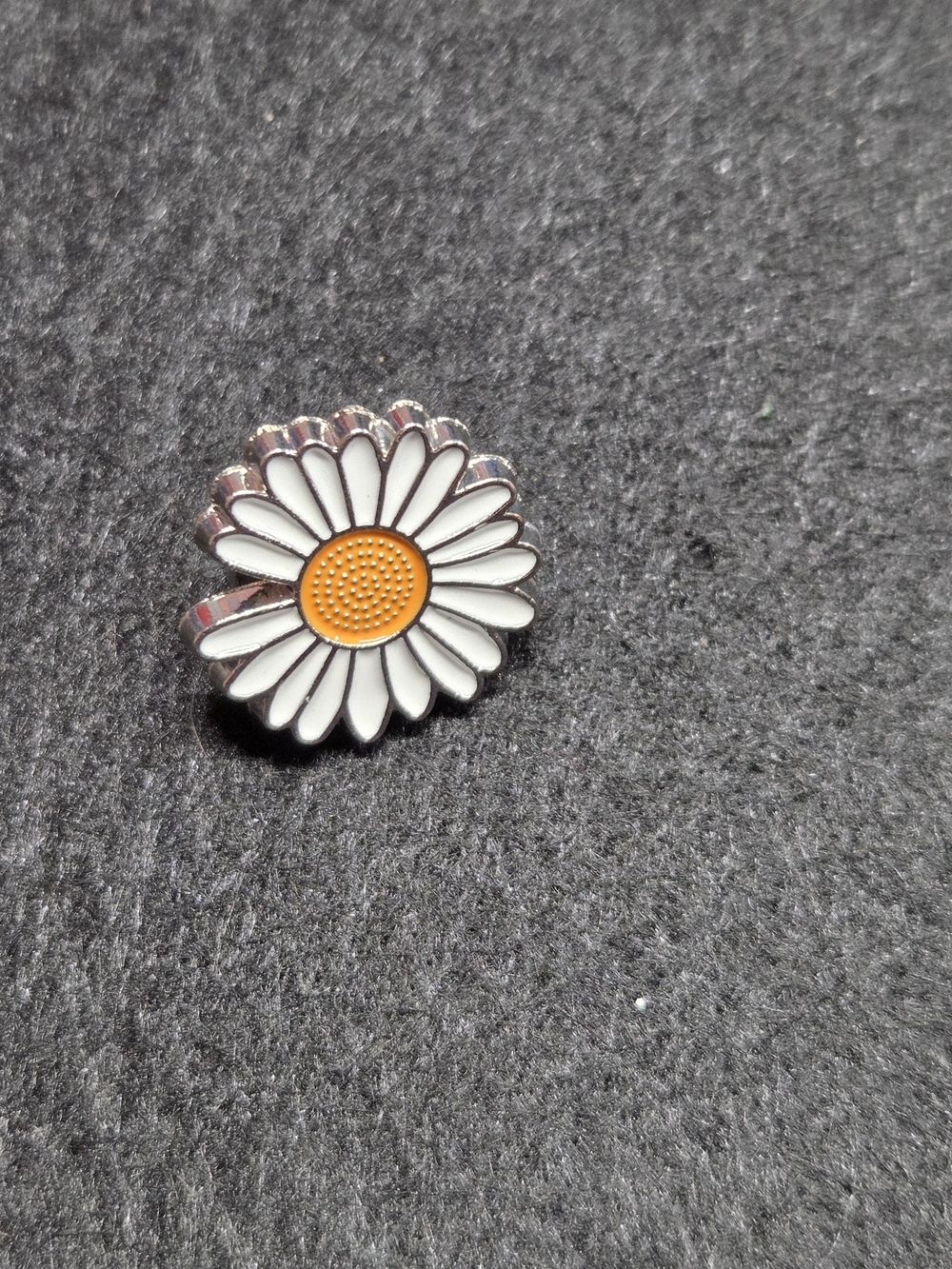 **Daisy Enamel Pin - White and Yellow**